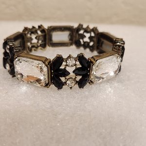 LOVELY RHINESTONE AND BLACK STONE STRETCH BRACELET IN BRUSHED GOLD TONE SETTING
